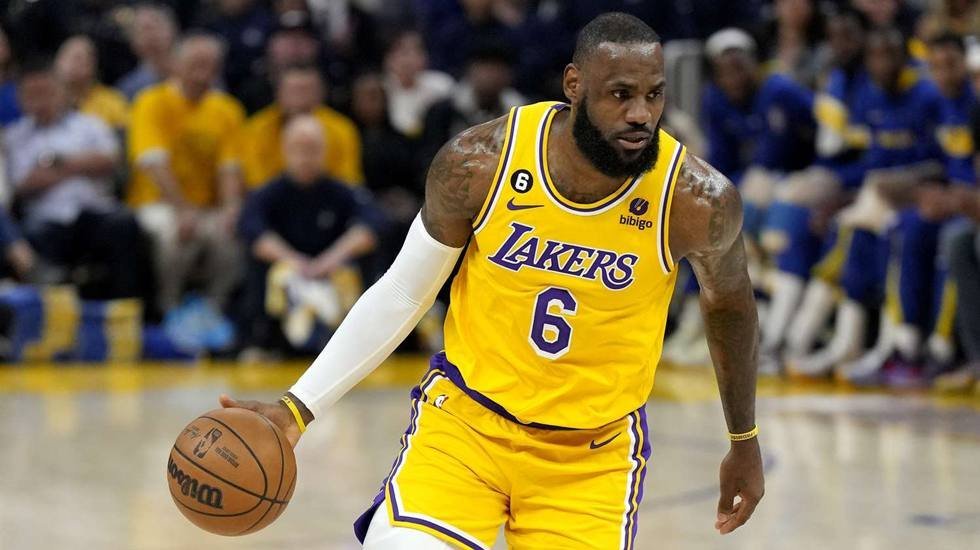 40 yaşındaki LeBron James, bir maçta 42 sayı kaydederek NBA'de tarihe geçti