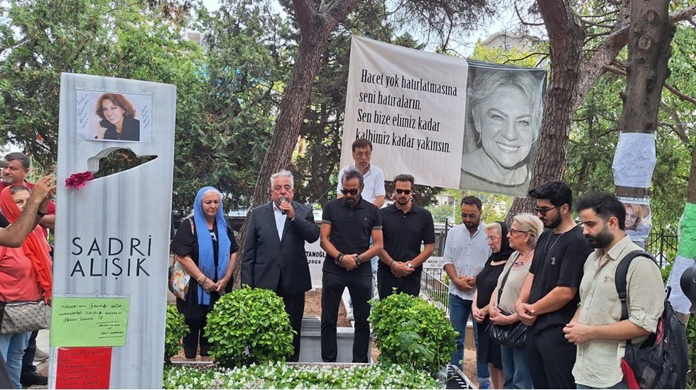 Çolpan İlhan, 89. doğum gününde mezarı başında anıldı.