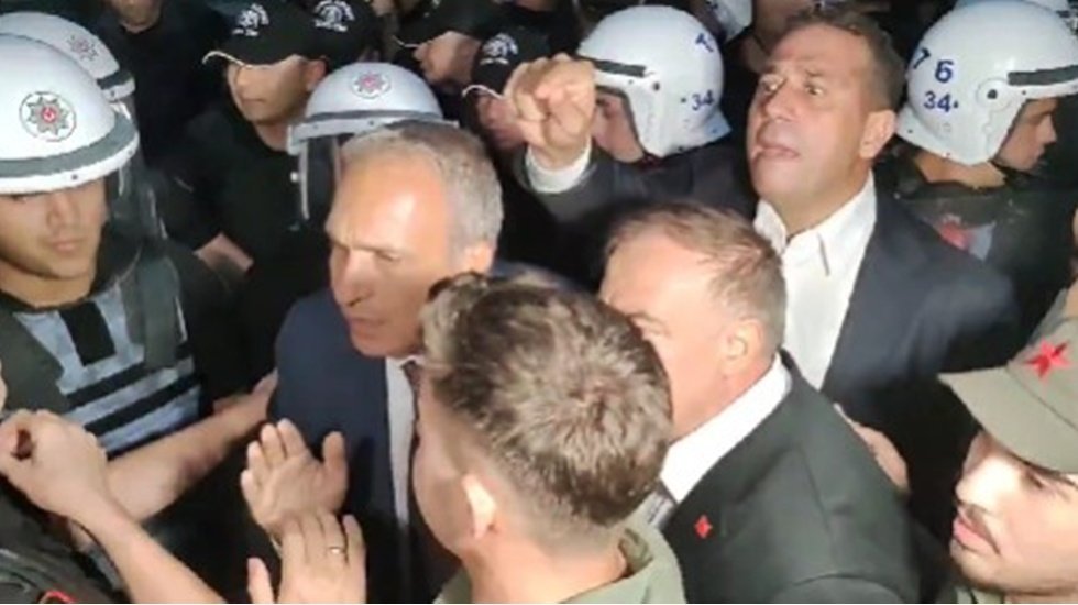 CHP İstanbul İl Başkanlığı önünde polis ile partililer arasında gergin anlar...