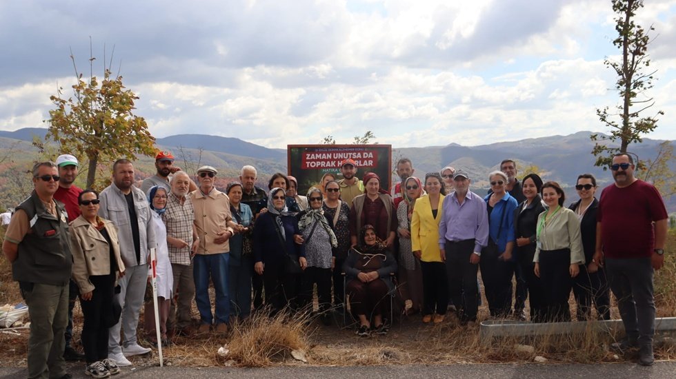 D&uuml;nya Alzheimer G&uuml;n&uuml;&rsquo;ne anlamlı dokunuş: &ldquo;Zaman Unutsa da Toprak Hatırlar&rdquo;