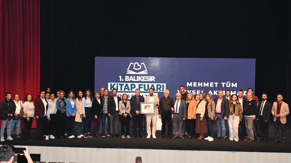 1. Balıkesir Kitap Fuarı, sekizinci gününde kitapseverlerlerle buluşmaya devam ediyor...