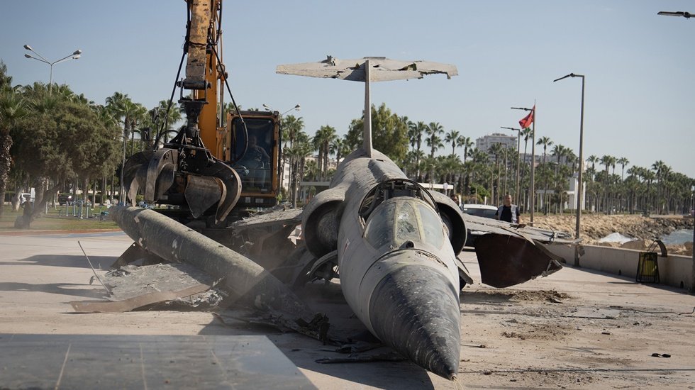 Mersin sahilindeki, 'u&ccedil;an tabut' adı verilen savaş u&ccedil;ağı yerinden kaldırıldı.