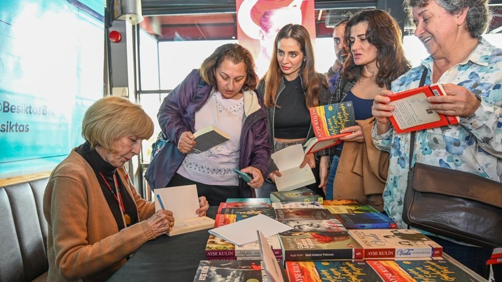 Ayşe Kulin Beltaş Kitap Kafe&rsquo;de okurlarıyla buluştu