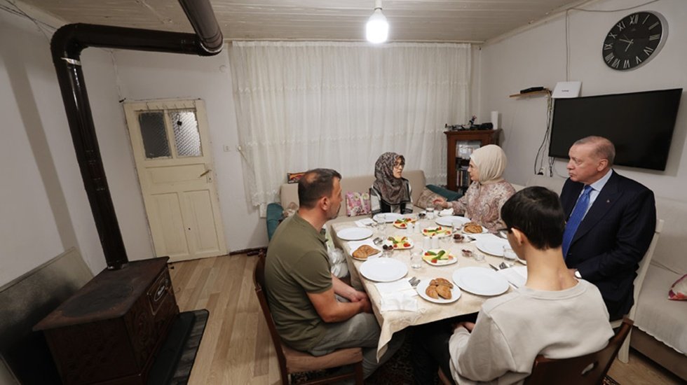 Erdoğan'ın iftar ziyaretinde, evin sobalı olması Bakan Bayraktar'ın s&ouml;zlerini boşa d&uuml;ş&uuml;rd&uuml;!