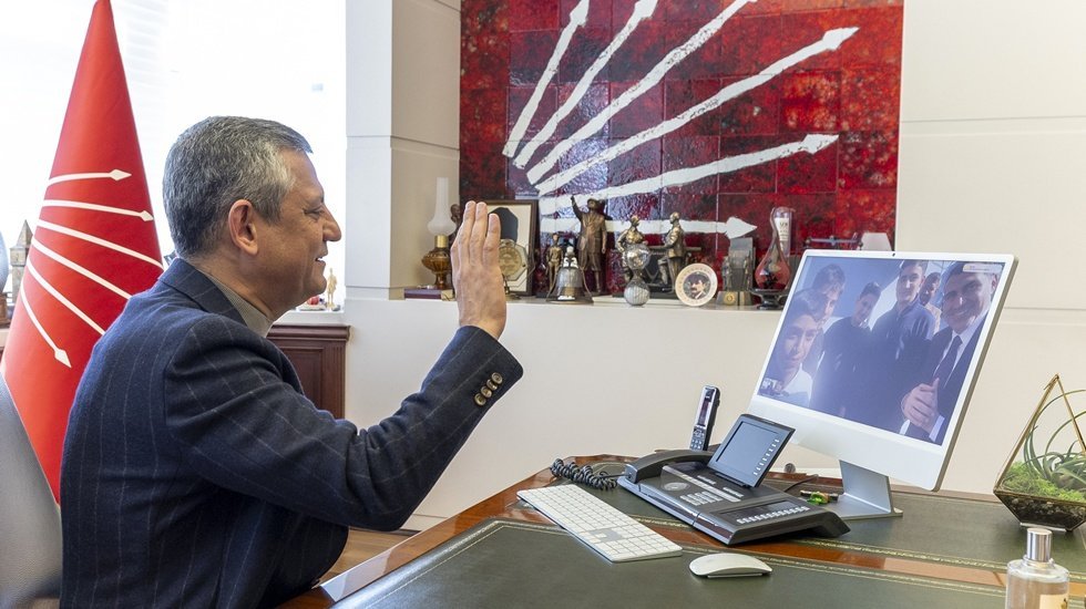 &Ouml;zg&uuml;r &Ouml;zel, Atat&uuml;rk b&uuml;st&uuml;n&uuml; koruyan adanalı gen&ccedil;lerle g&ouml;r&uuml;şt&uuml;