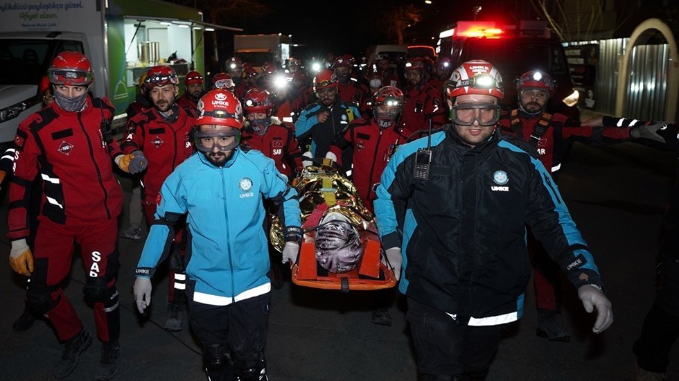 Enkaz altında 25 saat: Beylikd&uuml;z&uuml;&rsquo;nde nefes kesen tatbikat!