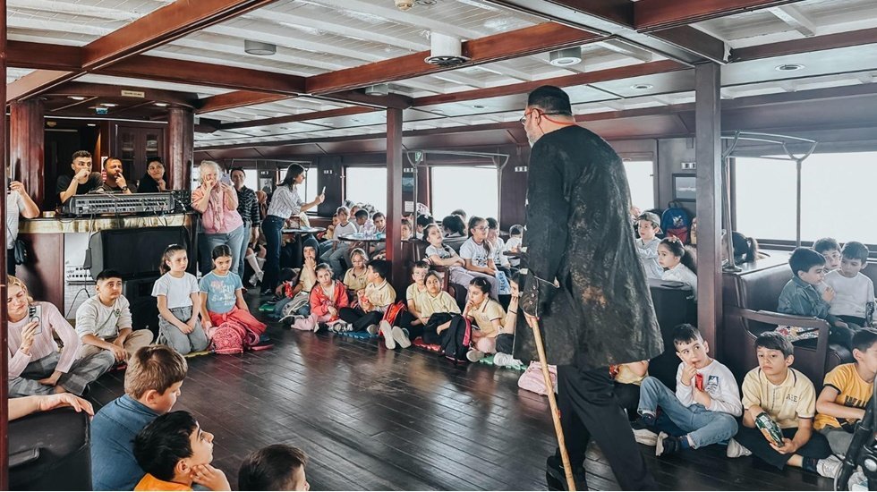 İzmir K&ouml;rfezi&rsquo;nde "Merhaba" Sesleri: Halikarnas Balık&ccedil;ısı Bergama Vapuru&rsquo;nda Anıldı