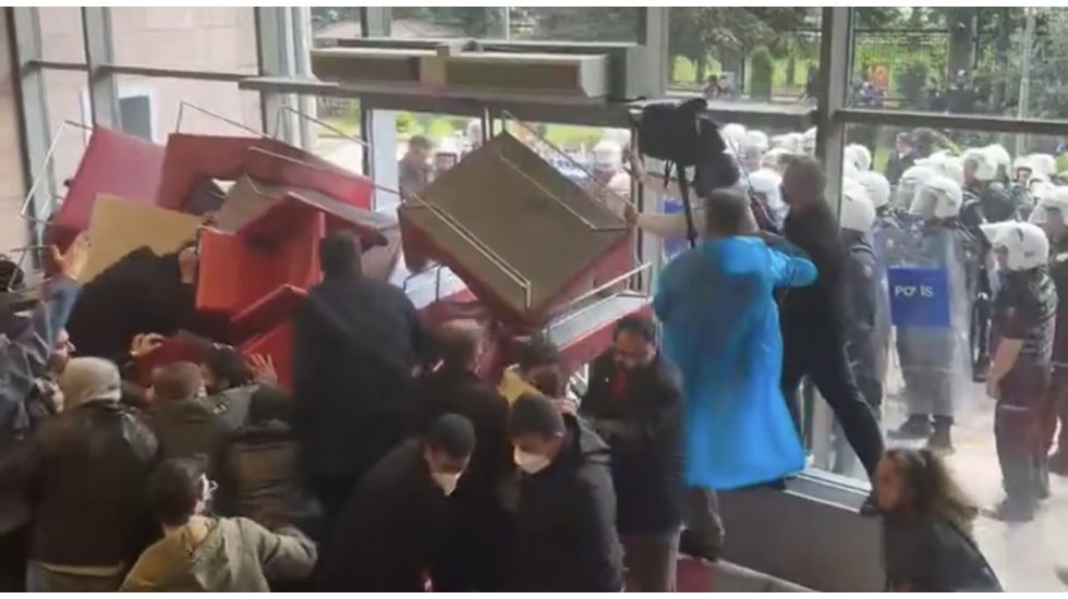 CHP Genel Merkezi&rsquo;ne polis m&uuml;dahalesi