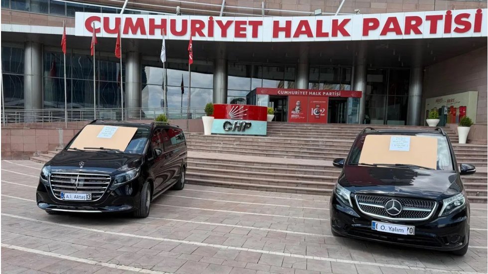 CHP Genel Merkezi &ouml;n&uuml;ne minib&uuml;s &ccedil;ekip, &lsquo;Satılık Haram Ara&ccedil;&rsquo; yazdılar!