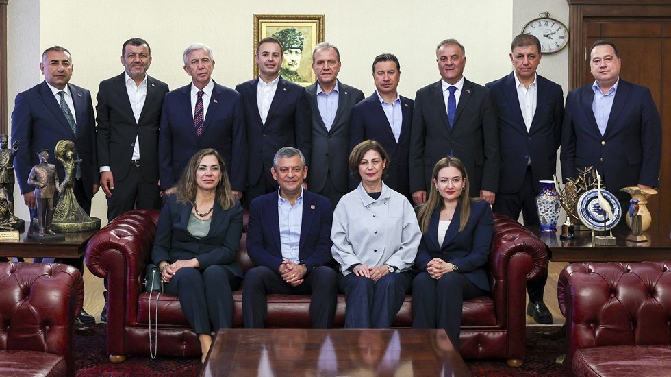 CHP'li b&uuml;y&uuml;kşehir belediye başkanları 45 g&uuml;n i&ccedil;inde olağan&uuml;st&uuml; Kurultay istedi
