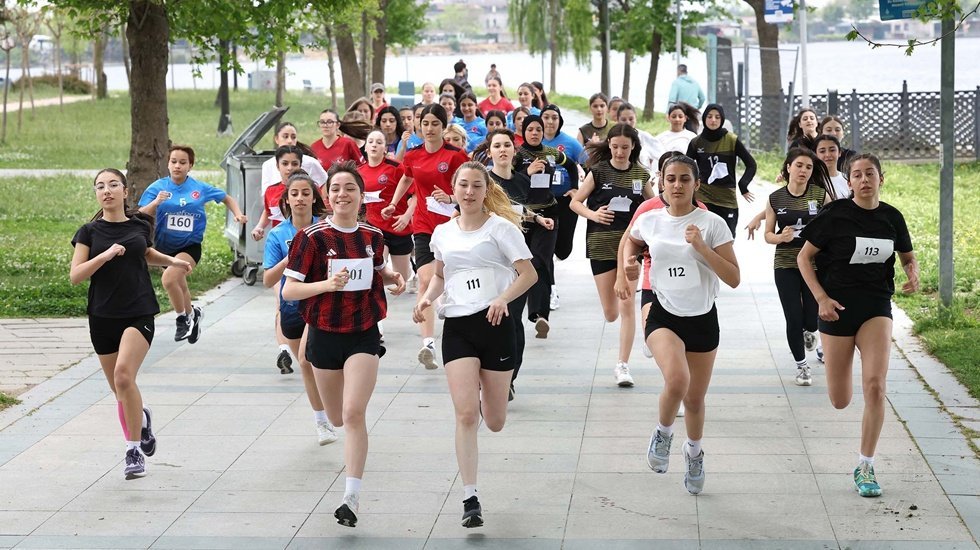 K&uuml;&ccedil;&uuml;k&ccedil;ekmece G&ouml;l&uuml; kenarında b&uuml;y&uuml;k heyecan: 250 gen&ccedil; madalya i&ccedil;in koştu