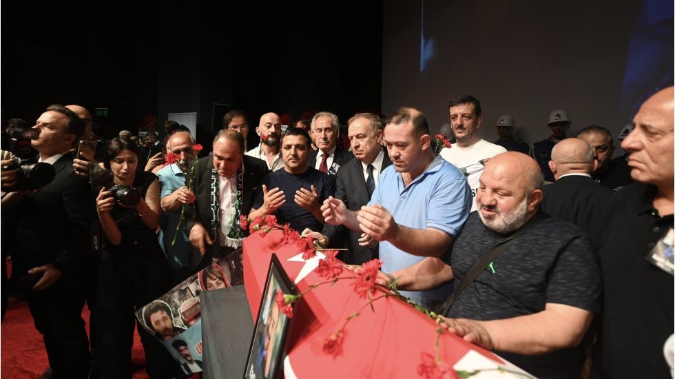 Kadir İnanır son yolculuğuna uğurlandı: J&uuml;lide Kural&rsquo;ın s&ouml;zleri salonda g&ouml;zyaşlarına neden oldu