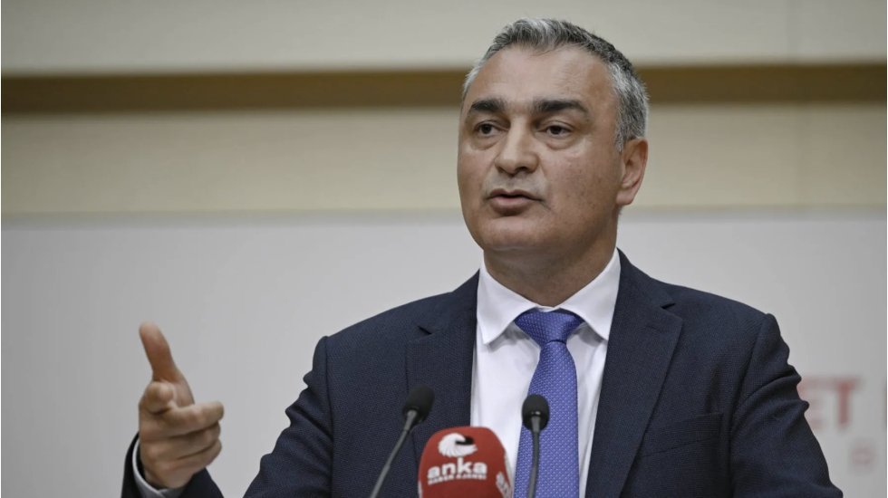 M&uuml;slim Sarı&rsquo;dan &Ouml;zg&uuml;r &Ouml;zel &ccedil;ıkışı: Disipline sevki s&ouml;z konusu olabilir